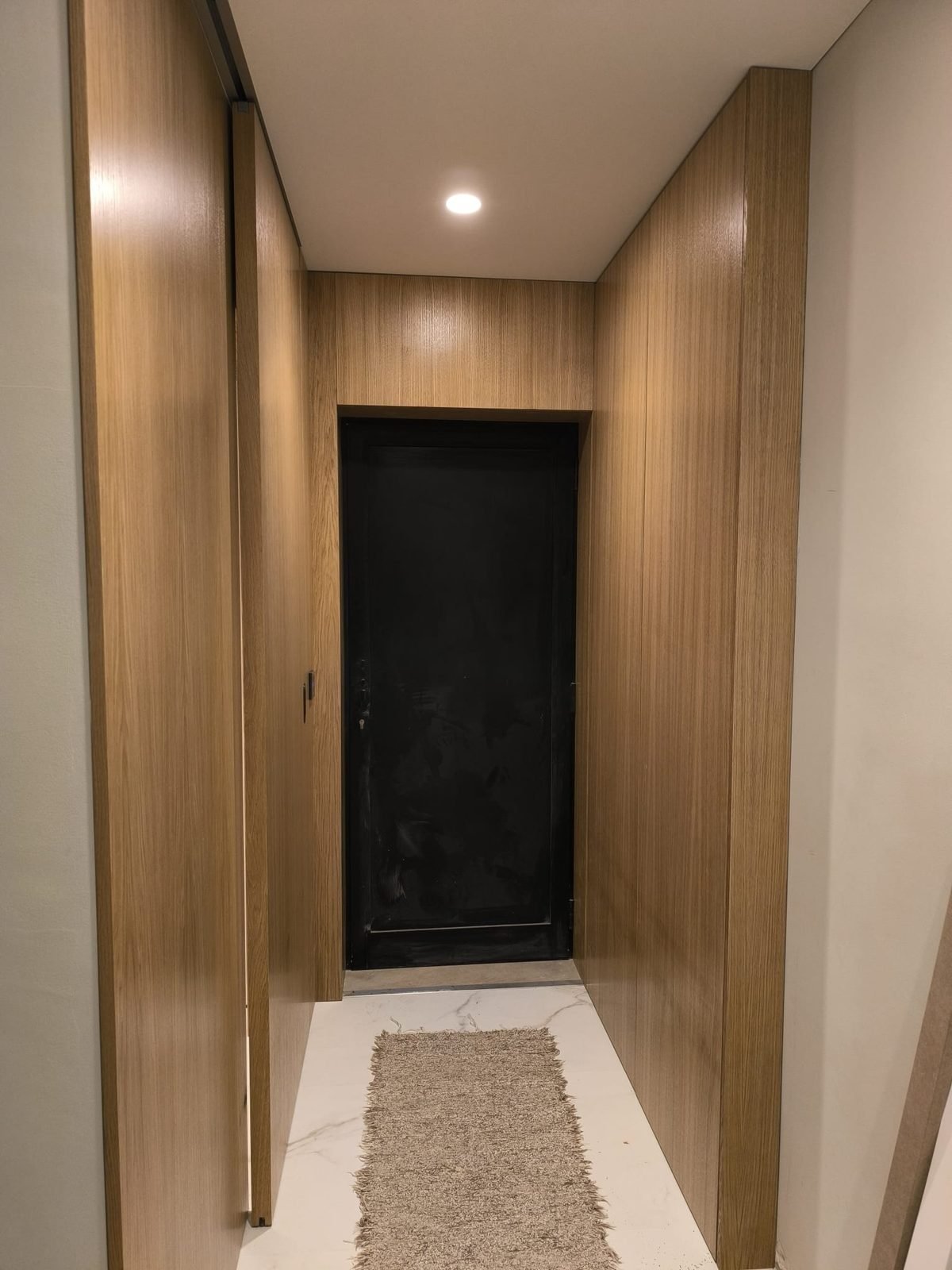 Corredor em painéis de carvalho — Moradia em São Jorge