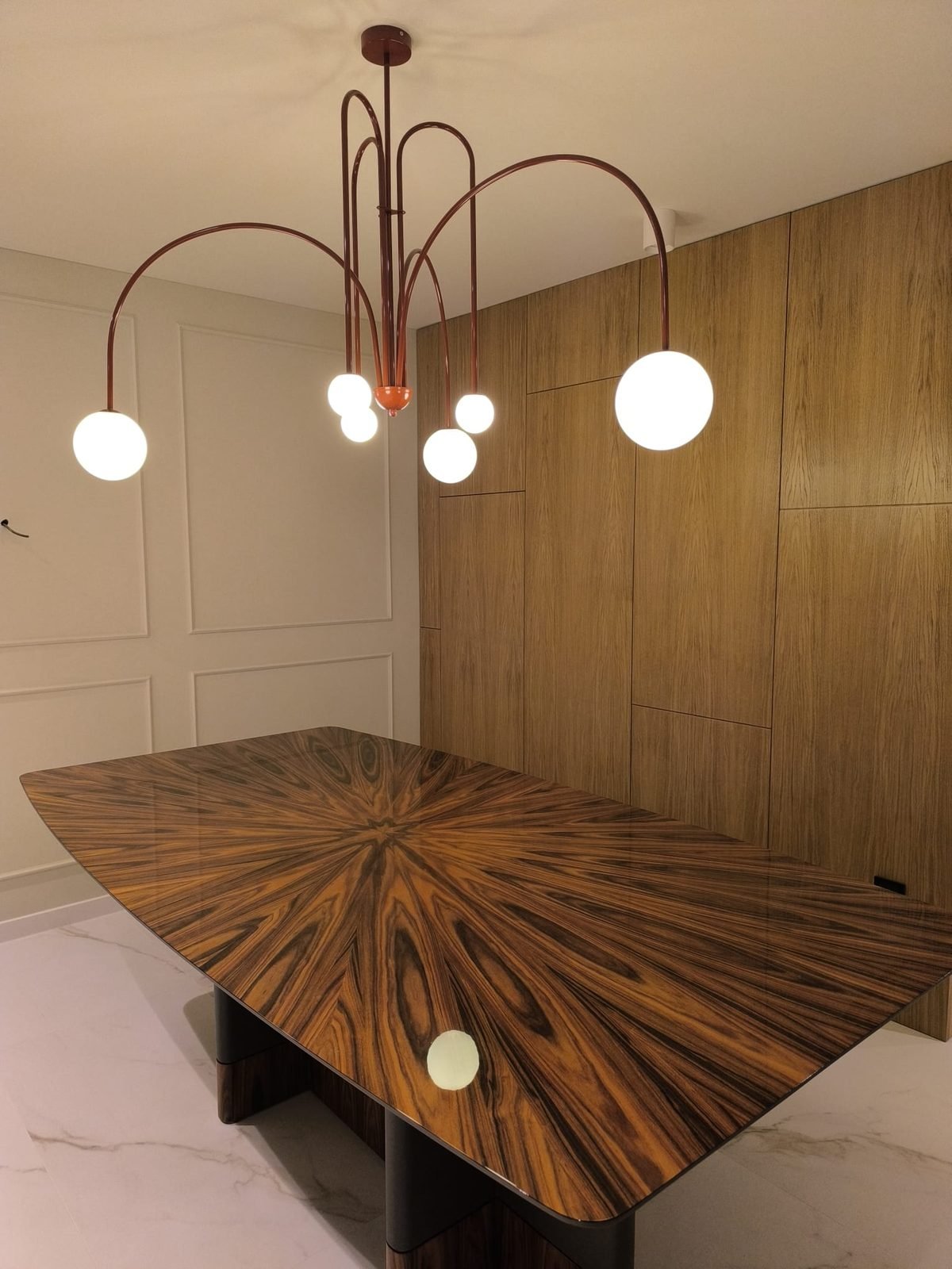 Mesa de jantar sobre painel de carvalho — Moradia em São Jorge
