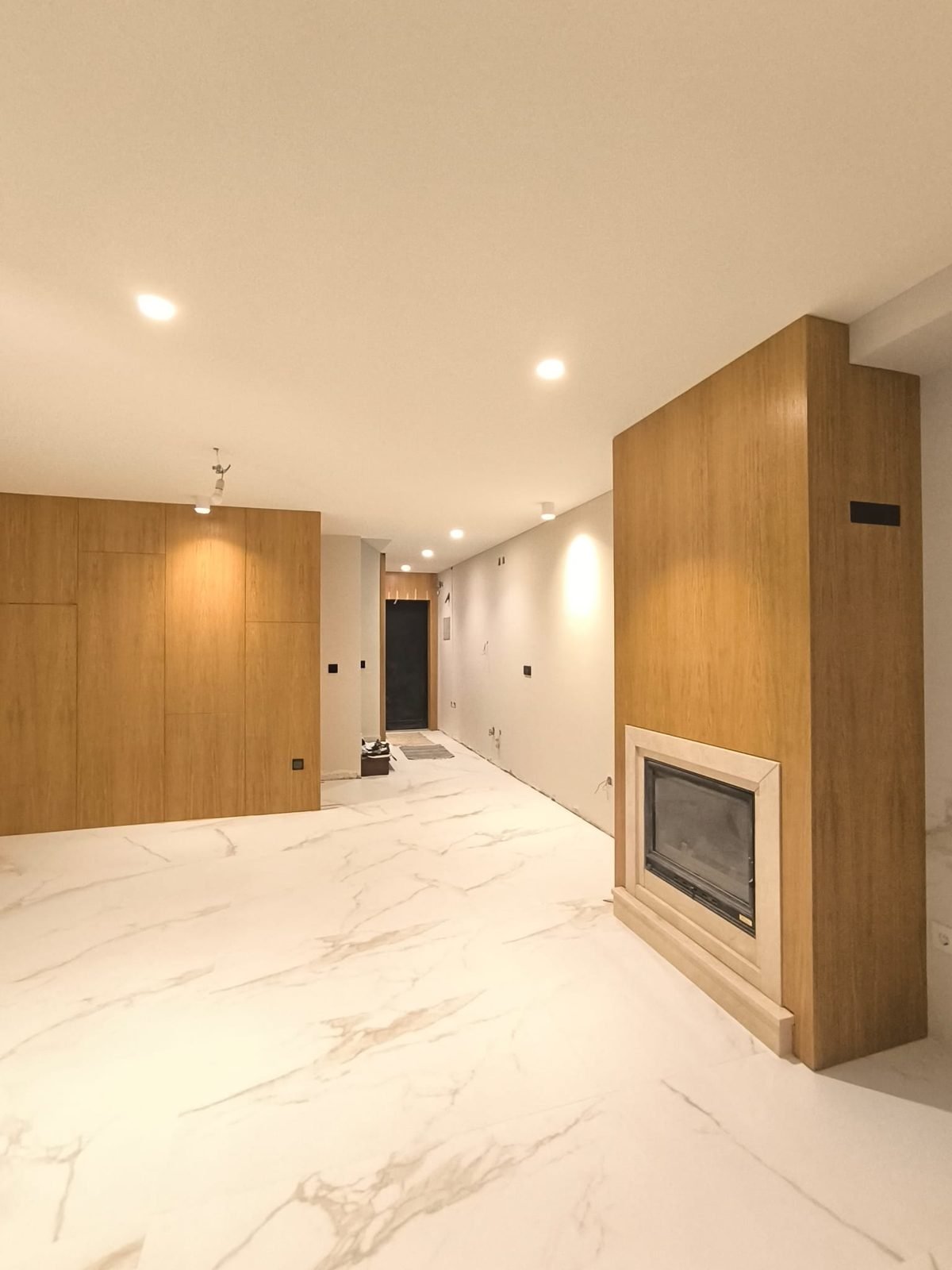 Hall com painéis integrados — Moradia em São Jorge
