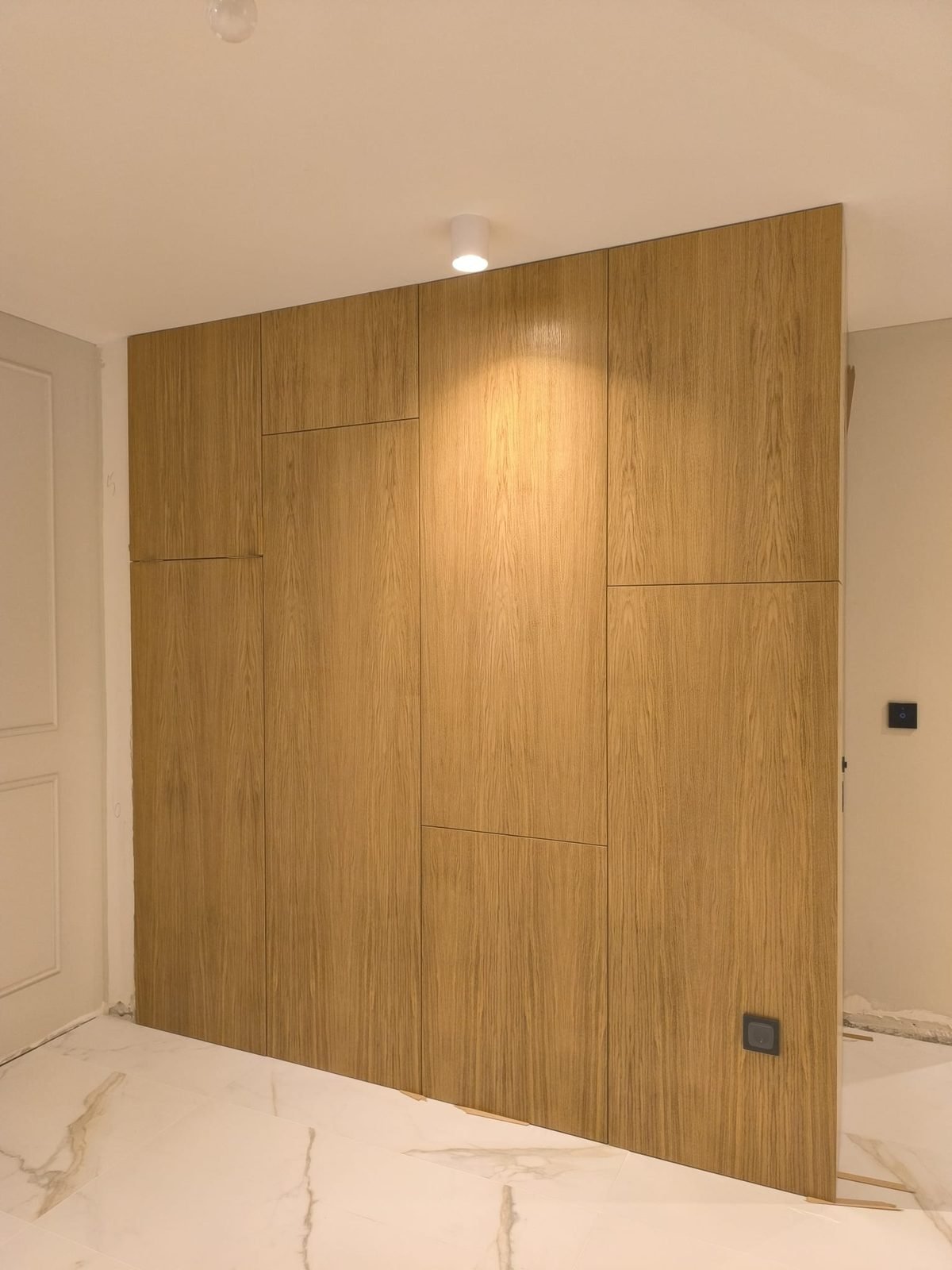 Porta oculta em painel contínuo — Moradia em São Jorge