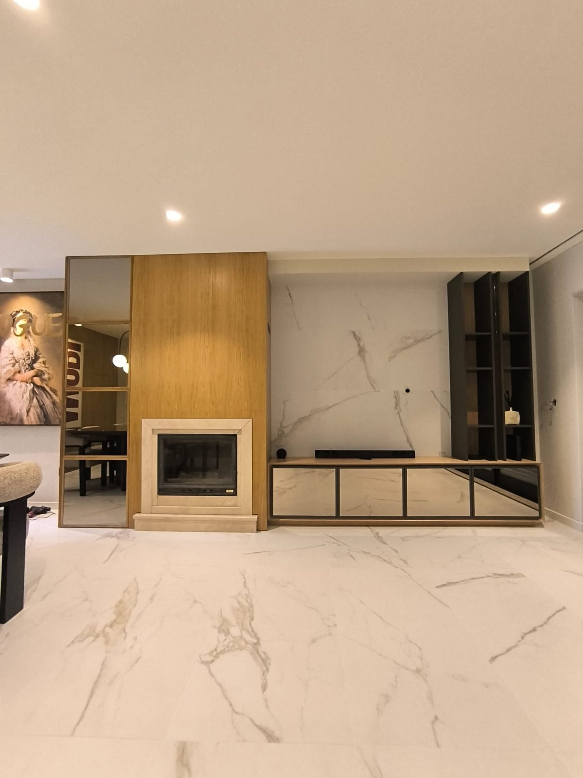 Sala com lareira e revestimento — Moradia em São Jorge